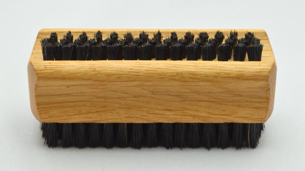 Handwaschbürste und Nagelbürste Buchenholz mit Griffmulde. 6 und 4 Reihen schwarze Naturborsten.